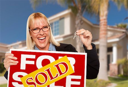 simsearch:400-07952800,k - Excited Woman Holding House Keys and Sold Real Estate Sign in Front of Nice New Home. Fotografie stock - Microstock e Abbonamento, Codice: 400-07553595