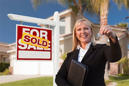 simsearch:400-07952800,k - Female Real Estate Agent Handing Over the House Keys in Front of a Beautiful New Home and Real Estate Sign. Fotografie stock - Microstock e Abbonamento, Codice: 400-07553596