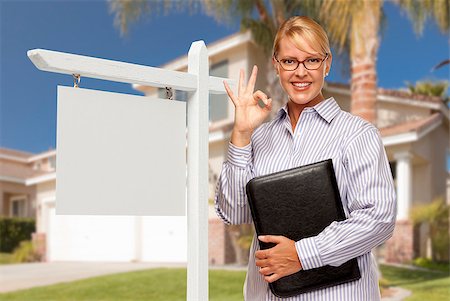 simsearch:693-03308239,k - Attractive Female Real Estate Agent in Front of Blank Real Estate Sign and House. Fotografie stock - Microstock e Abbonamento, Codice: 400-07553590