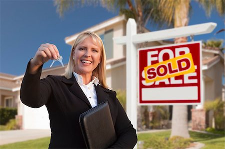 simsearch:400-07952800,k - Female Real Estate Agent Handing Over the House Keys in Front of a Beautiful New Home and Real Estate Sign. Fotografie stock - Microstock e Abbonamento, Codice: 400-07553592