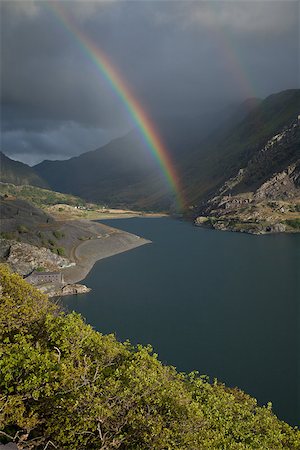 A view across Llyn Peris to Nant Peris and the Llanberis Pass with a double rainbow. Llanberis, Snowdonia national park, Wales, UK Stockbilder - Microstock & Abonnement, Bildnummer: 400-07568615