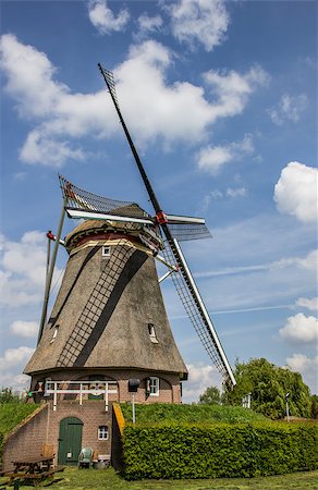 simsearch:400-07317558,k - Beatrix mill in Winssen, the Netherlands against a blue sky Foto de stock - Royalty-Free Super Valor e Assinatura, Número: 400-07569215