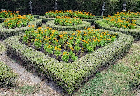 Heart shaped maze in the urban park. Foto de stock - Royalty-Free Super Valor e Assinatura, Número: 400-07569245
