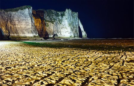 etretat - One of the three famous white cliffs known as the Falaise de Aval. Etretat, France. Night scene. March 2014. Foto de stock - Royalty-Free Super Valor e Assinatura, Número: 400-07569262