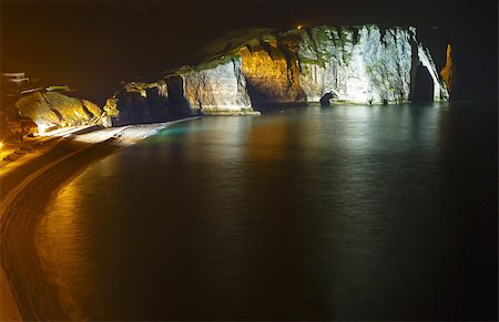 etretat - One of the three famous white cliffs known as the Falaise de Aval. Etretat, France. Night scene. March 2014. Foto de stock - Royalty-Free Super Valor e Assinatura, Número: 400-07569263