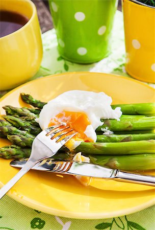 simsearch:400-08338441,k - Poached egg and green asparagus for breakfast Stockbilder - Microstock & Abonnement, Bildnummer: 400-07569644