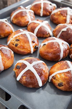 simsearch:400-07578061,k - Easter hot cross buns on a baking sheet Foto de stock - Royalty-Free Super Valor e Assinatura, Número: 400-07569645