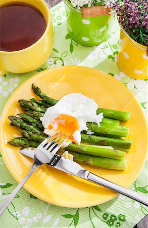 Poached egg and green asparagus for breakfast Photographie de stock - Aubaine LD & Abonnement, Code: 400-07569643