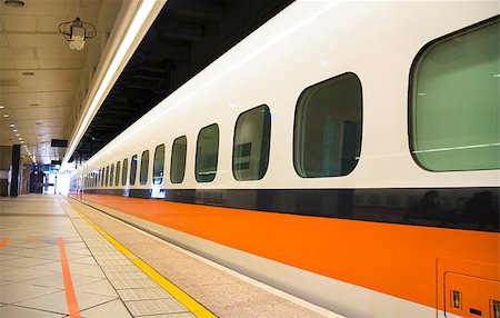 simsearch:400-04676483,k - High Speed Rail Station platform Foto de stock - Royalty-Free Super Valor e Assinatura, Número: 400-07569854