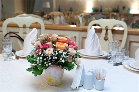 simsearch:400-06791923,k - A very nicely decorated wedding table with plates and serviettes. Foto de stock - Super Valor sin royalties y Suscripción, Código: 400-07574637