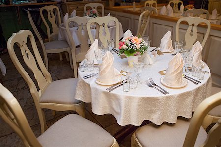 simsearch:400-06791923,k - A very nicely decorated wedding table with plates and serviettes. Foto de stock - Super Valor sin royalties y Suscripción, Código: 400-07574639