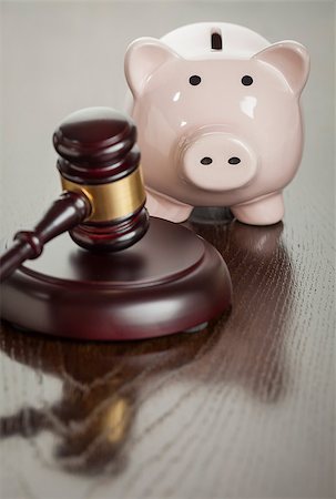 simsearch:400-05358699,k - Gavel and Piggy Bank on Reflective Wooden Table. Photographie de stock - Aubaine LD & Abonnement, Code: 400-07574799