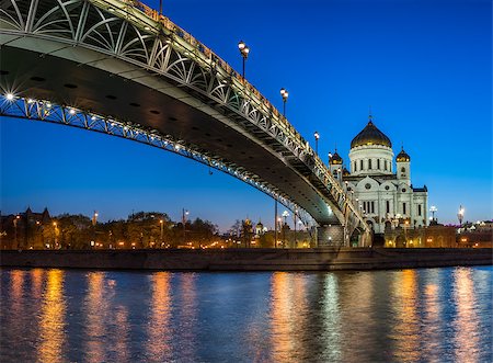 simsearch:400-08037885,k - Cathedral of Christ the Saviour and Patriarshy Bridge in the Evening, Moscow, Russia Stockbilder - Microstock & Abonnement, Bildnummer: 400-07575939