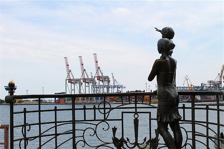 Sculpture "Seaman`s wife" in Odessa seaport, Ukraine Stockbilder - Microstock & Abonnement, Bildnummer: 400-07575949