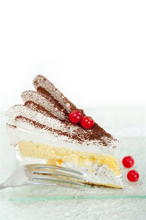 simsearch:400-07256405,k - fresh ribes and whipped cream dessert cake slice with cocoa powder on top Fotografie stock - Microstock e Abbonamento, Codice: 400-07575992