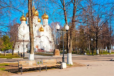 simsearch:400-06409424,k - White church with golden domes in the park Foto de stock - Super Valor sin royalties y Suscripción, Código: 400-07576069