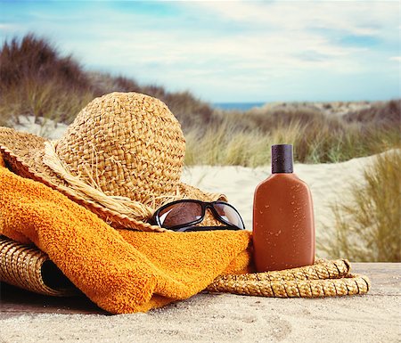 simsearch:400-06203348,k - Straw hat with towel and lotion at the beach Foto de stock - Super Valor sin royalties y Suscripción, Código: 400-07576125