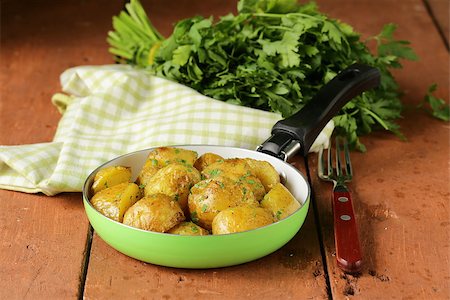 simsearch:400-08814301,k - tasty baked potatoes with herbs in the pan Stock Photo - Budget Royalty-Free & Subscription, Code: 400-07576150