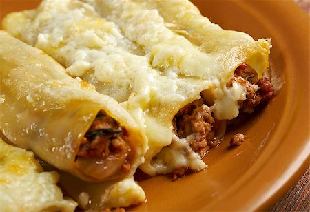 Cannelloni with beef ragu and topped with bechamel sauce.farmhouse kitchen Foto de stock - Super Valor sin royalties y Suscripción, Código: 400-07577325