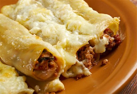 Cannelloni with beef ragu and topped with bechamel sauce.farmhouse kitchen Stockbilder - Microstock & Abonnement, Bildnummer: 400-07577325