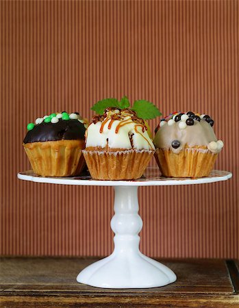 simsearch:685-02937889,k - holiday desserts, different decorated cupcakes on the stand Foto de stock - Super Valor sin royalties y Suscripción, Código: 400-07577437