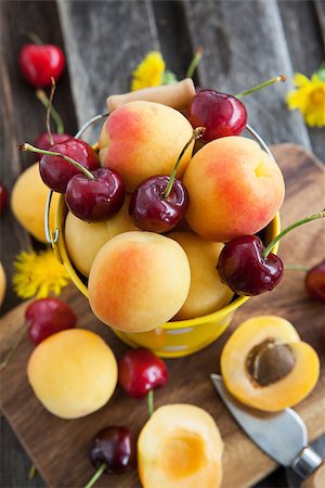 simsearch:400-08672192,k - Fresh apricot and cherry in a yellow bucket Photographie de stock - Aubaine LD & Abonnement, Code: 400-07578146