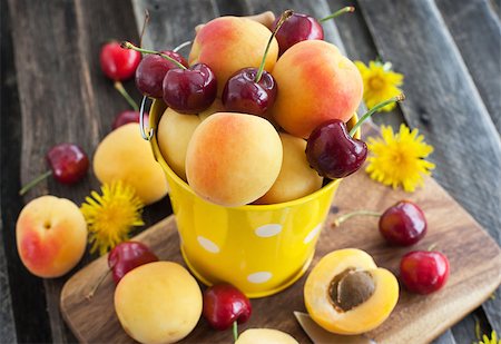 simsearch:400-08672192,k - Fresh apricot and cherry in a yellow bucket Photographie de stock - Aubaine LD & Abonnement, Code: 400-07578147