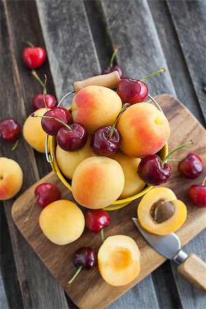 simsearch:400-08672192,k - Fresh apricot and cherry in a yellow bucket Photographie de stock - Aubaine LD & Abonnement, Code: 400-07578148