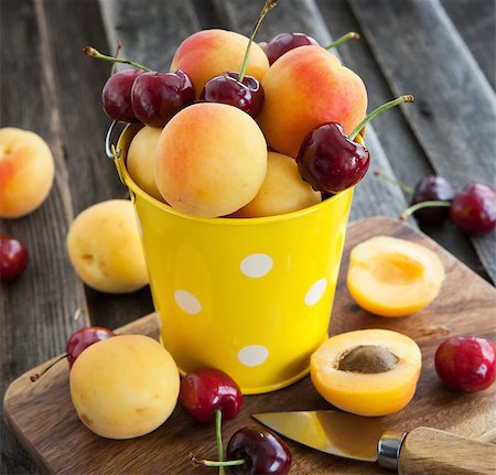 simsearch:400-05147624,k - Fresh apricot and cherry in a yellow bucket Foto de stock - Super Valor sin royalties y Suscripción, Código: 400-07578149