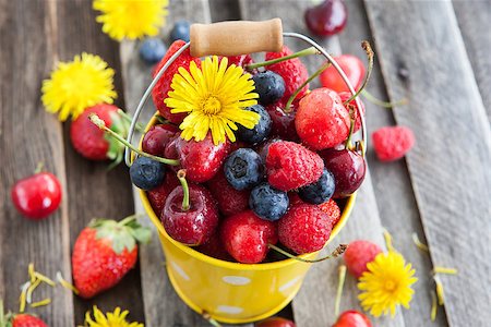 simsearch:400-08672192,k - Fresh cherry, strawberry, blueberry and raspberry in a bucket on wooden table Photographie de stock - Aubaine LD & Abonnement, Code: 400-07578141