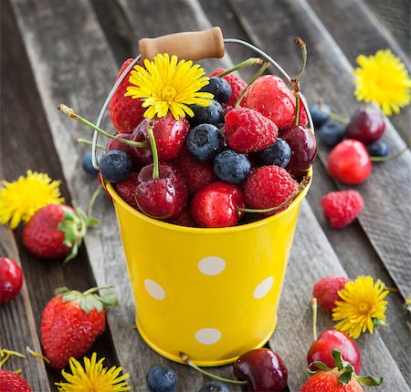 simsearch:400-08672192,k - Fresh cherry, strawberry, blueberry and raspberry in a bucket on wooden table Photographie de stock - Aubaine LD & Abonnement, Code: 400-07578142