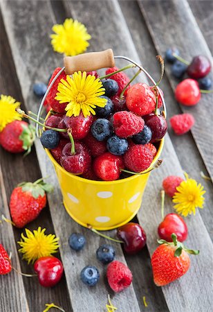 simsearch:400-08672192,k - Fresh cherry, strawberry, blueberry and raspberry in a bucket on wooden table Photographie de stock - Aubaine LD & Abonnement, Code: 400-07578143