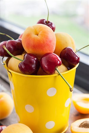 simsearch:400-05147624,k - Fresh apricot and cherry in a yellow bucket Foto de stock - Super Valor sin royalties y Suscripción, Código: 400-07578150