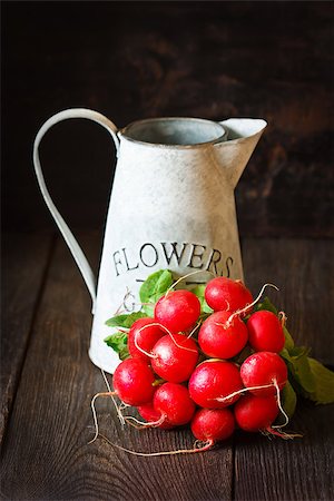 simsearch:400-07422782,k - Bunch of fresh radishes on an old garden board. Photographie de stock - Aubaine LD & Abonnement, Code: 400-07578189