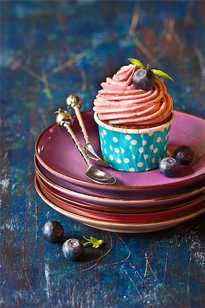 Delicious blueberry cupcake with silver spoon on  plate. Toned photo. Photographie de stock - Aubaine LD & Abonnement, Code: 400-07578190