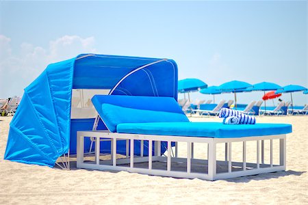 resort outdoor bed - Luxurious beach bed with canopy on a sandy beach Photographie de stock - Aubaine LD & Abonnement, Code: 400-07579054