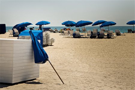 Sun umbrellas on a sandy beach Photographie de stock - Aubaine LD & Abonnement, Code: 400-07579050