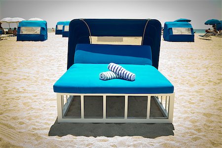 resort outdoor bed - Luxurious beach bed with canopy on a sandy beach Photographie de stock - Aubaine LD & Abonnement, Code: 400-07579052