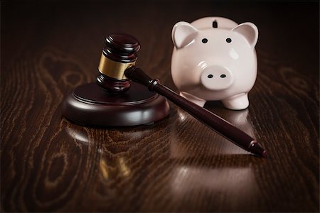 simsearch:400-05358699,k - Gavel and Piggy Bank on Wooden Table. Photographie de stock - Aubaine LD & Abonnement, Code: 400-07579716