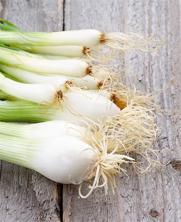 simsearch:400-06485810,k - Heap of Fresh Spring Onion Bulbs isolated on Rustic Wooden background Fotografie stock - Microstock e Abbonamento, Codice: 400-07579911