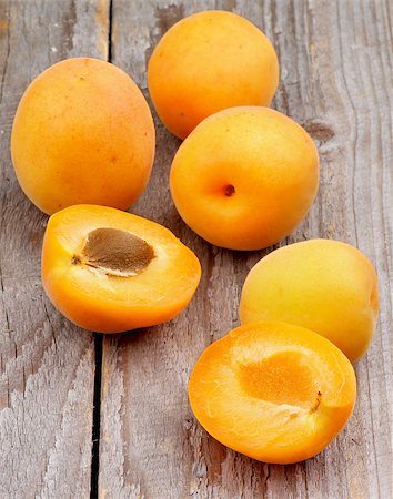 simsearch:400-06485810,k - Arrangement of Fresh Juicy Apricots Full Body and Halves isolated on Rustic Wooden background Fotografie stock - Microstock e Abbonamento, Codice: 400-07579912