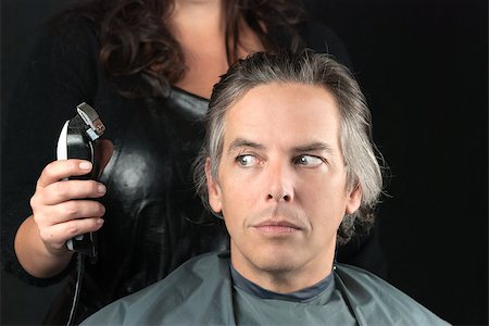Close-up of a hair stylist preparing to use clipper having removed bulk length. Photographie de stock - Aubaine LD & Abonnement, Code: 400-07570601