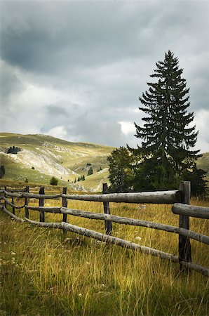 simsearch:400-06925688,k - Old fence in the mountain Photographie de stock - Aubaine LD & Abonnement, Code: 400-07570755