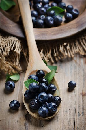 photos of blueberries for kitchen - Fresh blueberries in wooden spoon Foto de stock - Super Valor sin royalties y Suscripción, Código: 400-07570759