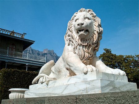 simsearch:400-07175745,k - White, marble statue of a lion on the grounds of the Vorontsov Palace, Crimea Photographie de stock - Aubaine LD & Abonnement, Code: 400-07571234