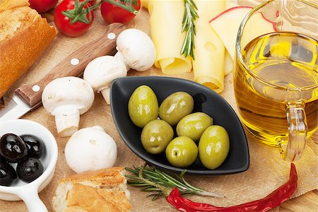 simsearch:695-05772884,k - Olives, mushrooms, bread, vegetables and spices over cooking paper Stockbilder - Microstock & Abonnement, Bildnummer: 400-07571494