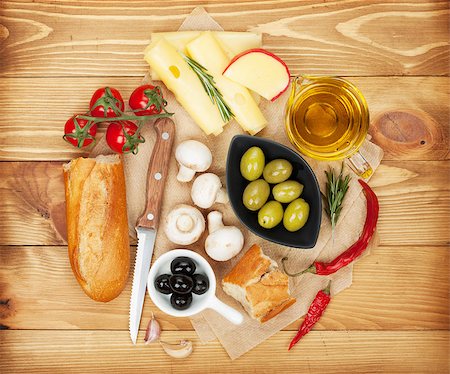 simsearch:695-05772884,k - Olives, mushrooms, bread, vegetables and spices over cooking paper Stockbilder - Microstock & Abonnement, Bildnummer: 400-07571493