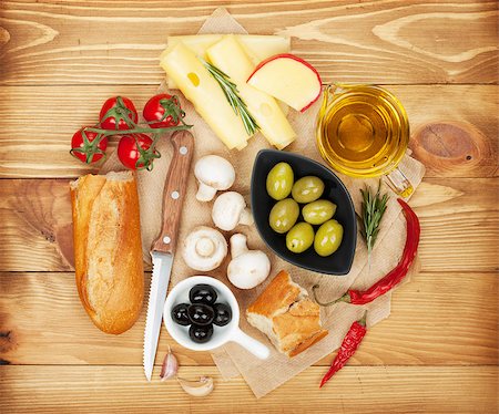 simsearch:400-07481818,k - Olives, mushrooms, bread, vegetables and spices over cooking paper Foto de stock - Super Valor sin royalties y Suscripción, Código: 400-07571493