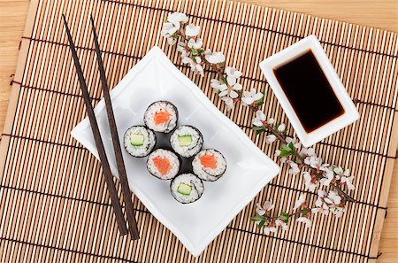 simsearch:400-08072780,k - Sushi set with fresh sakura branch over mat and bamboo table Stockbilder - Microstock & Abonnement, Bildnummer: 400-07571537