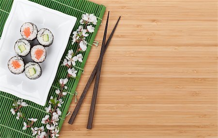 simsearch:400-08072780,k - Sushi set with fresh sakura branch over bamboo table with copy space Stockbilder - Microstock & Abonnement, Bildnummer: 400-07571539